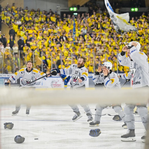La joie des Fribourgeois après le but de Lucas Wallmark. le but pour le titre.
