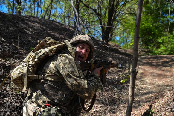 Les soldats de la 22ᵉ brigade s&#039;entraînent aux missions d&#039;infanterie, au nettoyage des tranchées et à la médecine d&#039;urgence.