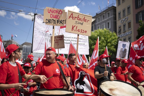 Demonstranten halten Schilder und Transparente am Samstag, 17. Mai 2025 in Zuerich. Bauarbeiter demonstrieren im Zusammenhang mit den Verhandlungen �ber einen neuen Landesmantelvertrag im Bauhauptgewe ...