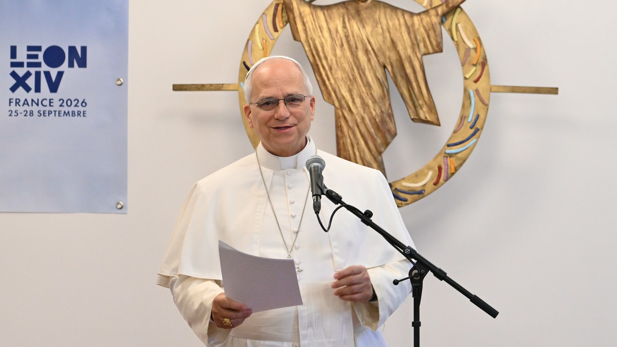 En visite à Paris, le souverain pontife a rencontré samedi des personnes migrantes dans une association qui les accompagne