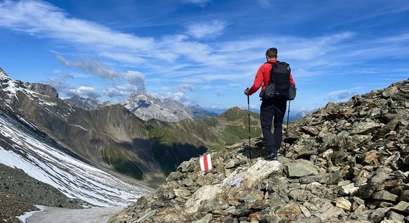 Un randonneur en haute montagne, à la belle saison, quelque part en Suisse
