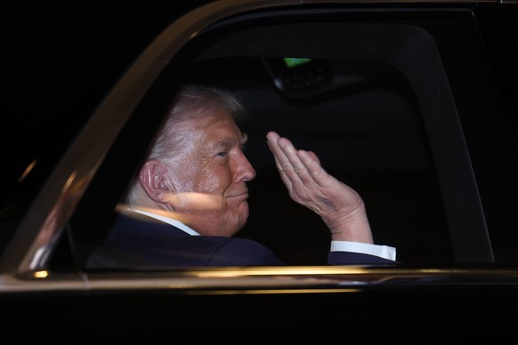 U.S. President Donald Trump waves to Japan&#039;s Emperor Naruhito from a car, as he departs after their meeting at the Imperial Palace in Tokyo, Japan, Monday, Oct. 27, 2025. (Issei Kato/Pool Photo v ...