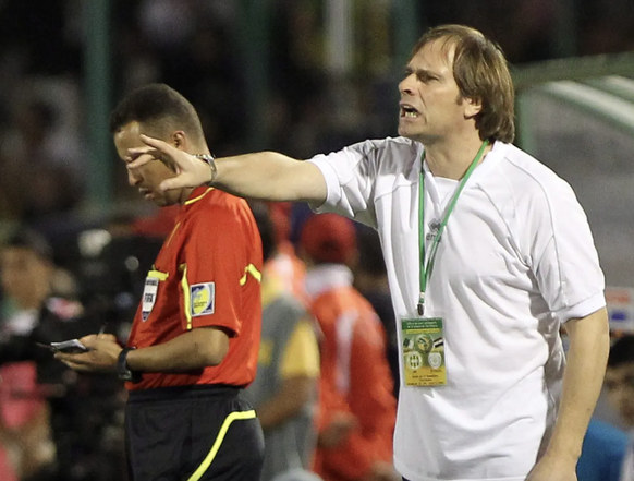 Alain Geiger sur le banc du club algérien du JS Kabylie, durant la Champions League africaine 2010.