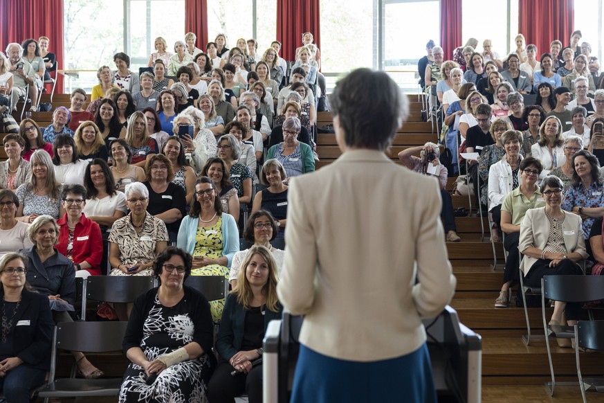 Bundesraetin Simonetta Sommaruga spricht beim ersten nationalen Treffen der Schweizer Stadt- und Gemeindepraesidentinnen, am Samstag, 11. Juni 2022, in Bern. (KEYSTONE/Peter Klaunzer)