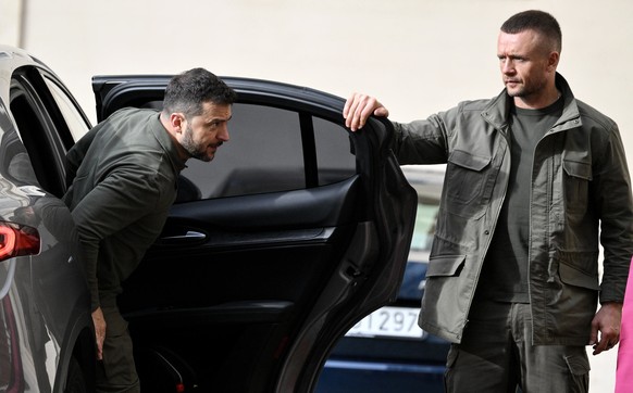 epa11654063 Ukrainian President Volodymyr Zelensky (L) arrives for a private audience with Pope Francis (not pictured) at the San Damaso courtyard in the Vatican City, 11 October 2024. Zelensky is vis ...