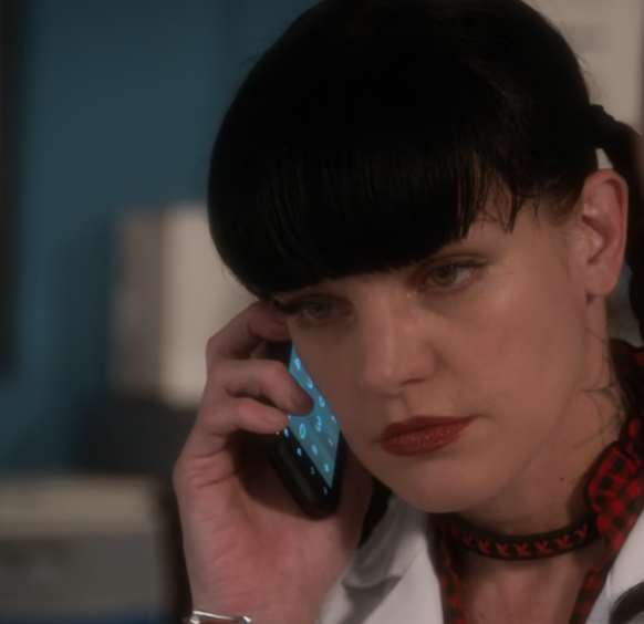 Filmfehler NCIS

https://www.reddit.com/r/MovieMistakes/comments/1071yqj/ncis_just_noticed_abby_making_a_phone_call_is/