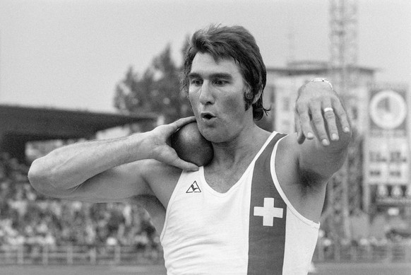 Edy Hubacher in Aktion beim Kugelstossen, aufgenommen im Sommer 1972. (KEYSTONE/Str)