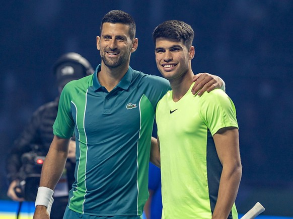 Novak Djokovic, � gauche et son dauphin au classement ATP l&#039;Espagnol Carlos Alcaraz se sont affront�s en exhibition.