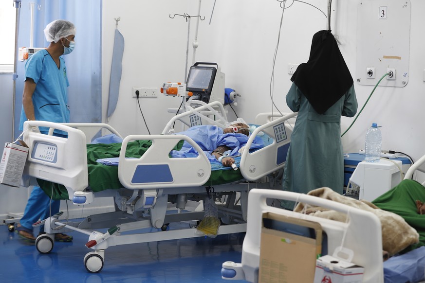 epa10449291 Doctors take care of a patient suffering from liver failure in the intensive care ward of a hospital in Sana&#039;a, Yemen, 05 February 2023. The health service in Sana&#039;a launched an  ...