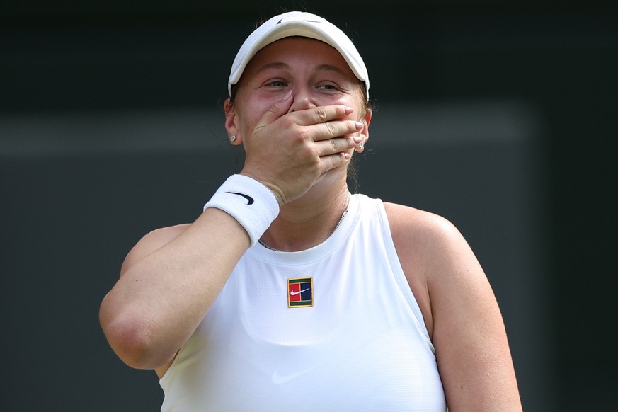 epa12229617 Amanda Anisimova of the USA celebrates after winning the Women&#039;s Singles semi-finals match against Aryna Sabalenka of Belarus at the Wimbledon Championships, Wimbledon, Britain, 10 Ju ...