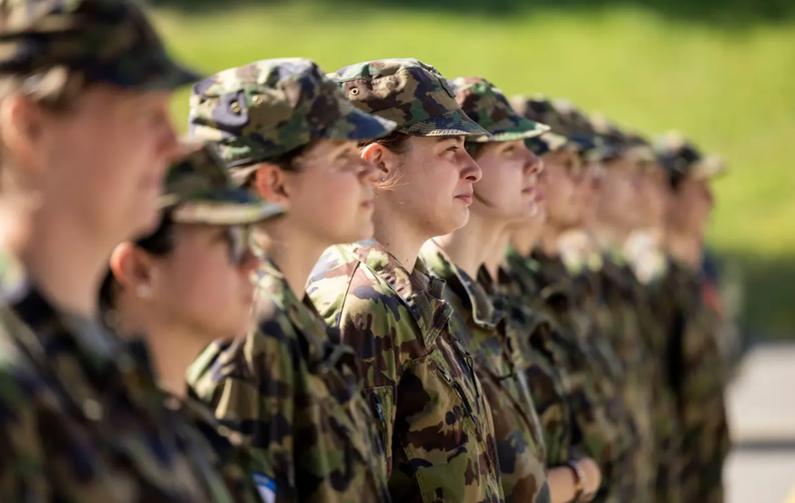 Strammstehen im Rotkreuzdienst, der die Armee unterstützt.