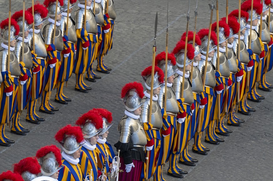 Die Schweizergardisten marschieren ein, zur Vereidigung der neuen Schweizer Gardisten mit der Anwesenheit von Papst Leo XIV am Samstag, 4. Oktober 2025 im Damasus-Hof des Apostolischen Palastes im Vat ...