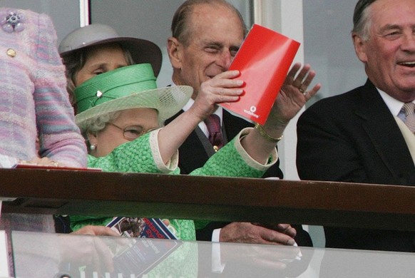 EPSOM, ENGLAND - JUNE 01: Queen Elizabeth II watches the racing from the royal balcony at the Epsom Derby at Epsom Racecourse on June 1, 2019 in Epsom, England. (Photo by Mark Cuthbert/UK Press via Ge ...