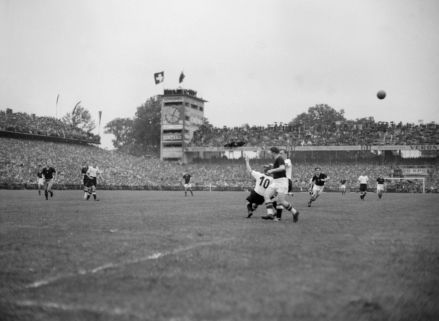 Das Weltmeisterschaftsfinal Deutschland - Ungarn 4. Juli 1954 im Wankdorfstadion in Bern. Mit einem 3:2-Sieg ueber Ungarn im Endspiel der Fussball-Weltmeisterschaft von 1954 gewinnt Deutschland vor 56 ...