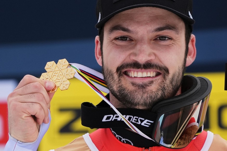 Loïc Meillard avec sa médaille d'or.