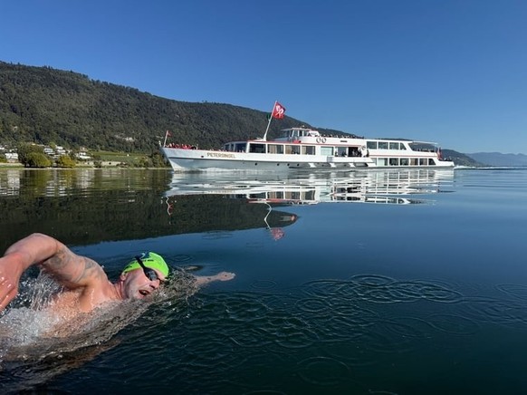 Pendant ce temps, les bateaux de la CGN poursuivent leur route.