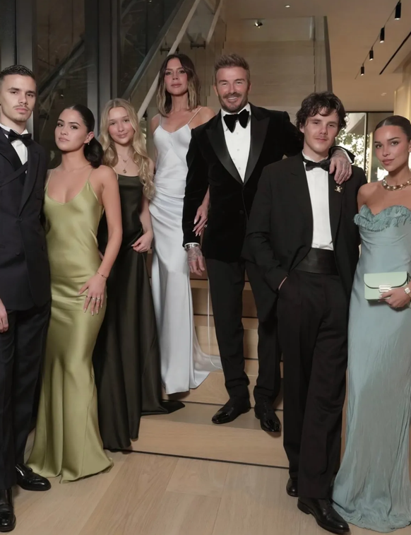 Souvenir d'anniversaire: le couple, Harper, Romeo, Cruz, accompagnés de leurs petites amies respectives, Kim Turnbull et Jackie Apostel. Manquent à l'appel: Brooklyn et Nicola.