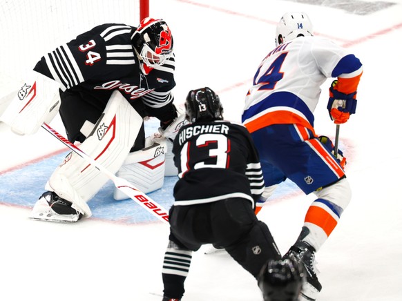 Nico Hischier (de dos) voit Bo Horvat (à droite) inscrire le 2-1 décisif lors du troisième tiers-temps.