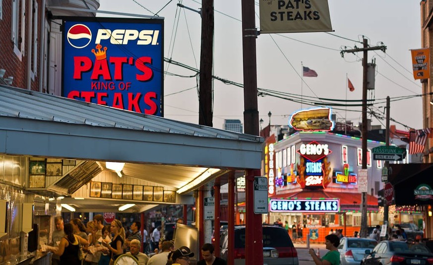 Les deux enseignes de cheesesteaks, au coeur de la ville de Philadelphie.