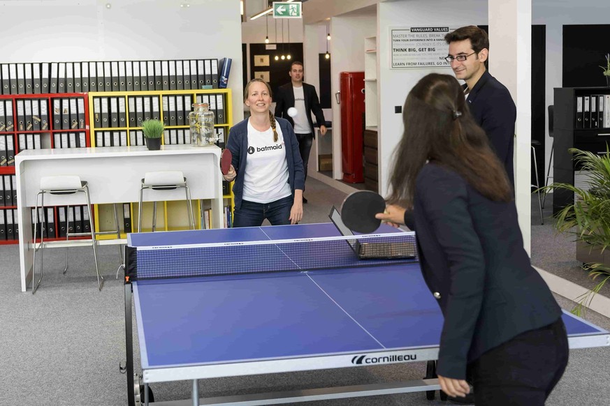 Des salaries de Batmaid jouent au ping-pong apres une reunion dans l&#039;espace de l&#039;entreprise Gotham, le plus grand Coworking Space de Suisse pendant son inauguration ce jeudi 28 septembre 201 ...