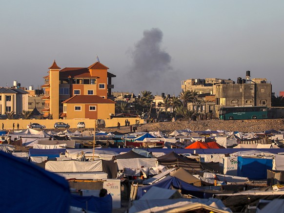 De la fumÃ©e s&#039;Ã©lÃ¨ve aprÃ¨s une frappe israÃ©lienne sur Rafah.