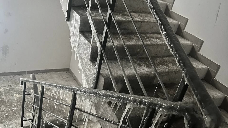 Une cage d'escalier gelée dans un immeuble résidentiel de Kiev: avec des températures négatives à deux chiffres, près de 6000 immeubles collectifs sont actuellement privés de chauffage.