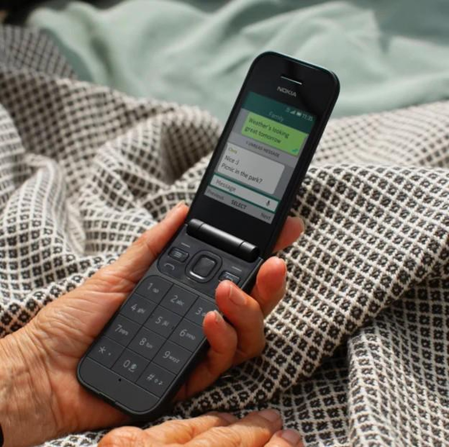 Nokia lance son nouveau 2720 Flip, le téléphone à clapet des temps modernes. watson
