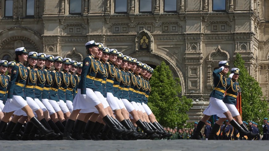 Des femmes soldats russes défilent en formation lors du défilé militaire organisé l'année dernière à Moscou à l'occasion de la «Journée de la Victoire».
