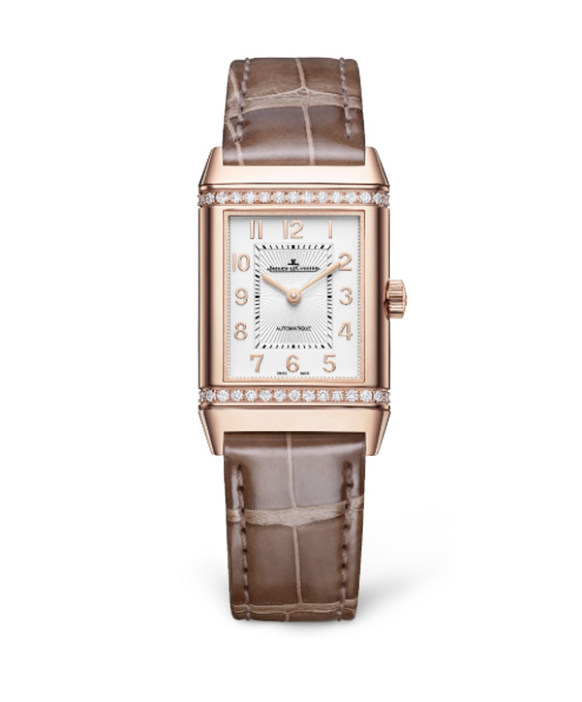 Avec son boîtier réversible, ses diamants et ses lignes Art déco, la montre joue à fond la carte du chic intemporel.