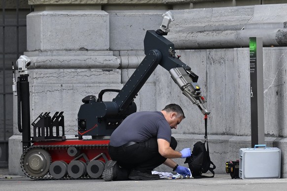 Ein Bombenentschaerfungsroboter im Polizeieinsatz beim abgesperrten Bundesplatz in Bern, aufgenommen am Dienstag, 13. September 2022. Aufgrund eigenes verdaechtigen Gegenstandes wurde das Gebiet um da ...