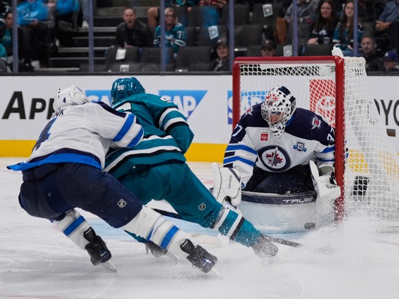 Philipp Kurashev (en vert) a réussi un assist vendredi face aux Jets