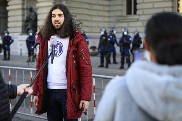 Nicolas Rimoldi, Praesident von Mass Voll, spricht mit Journalisten waehrend die Demo gegen die Massnahmen im Zusammenhang mit dem Coronavirus, am Samstag, 5. Februar 2022, vor das Bundeshaus in Bern. ...