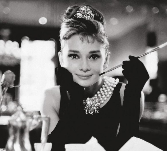 Audrey Hepburn als Holly Golightly in Breakfast At Tiffany&amp;#039;s 1961 poster https://en.wikipedia.org/wiki/Breakfast_at_Tiffany%27s_(film)