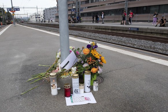 Des fleurs sont posees sur le quai 4 de la gare le vendredi 3 septembre 2021 a Morges. Le procureur general vaudois Eric Cottier a ouvert une instruction penale pour meurtre dans le cadre du drame de  ...