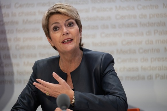 Bundesraetin Karin Keller-Sutter, Vorsteherin des Eidgenoessischen Finanzdepartements EFD, spricht waehrend einer Medienkonferenz, zum Voranschlag 2025 mit integriertem Aufgaben- und Finanzplan 2026 b ...