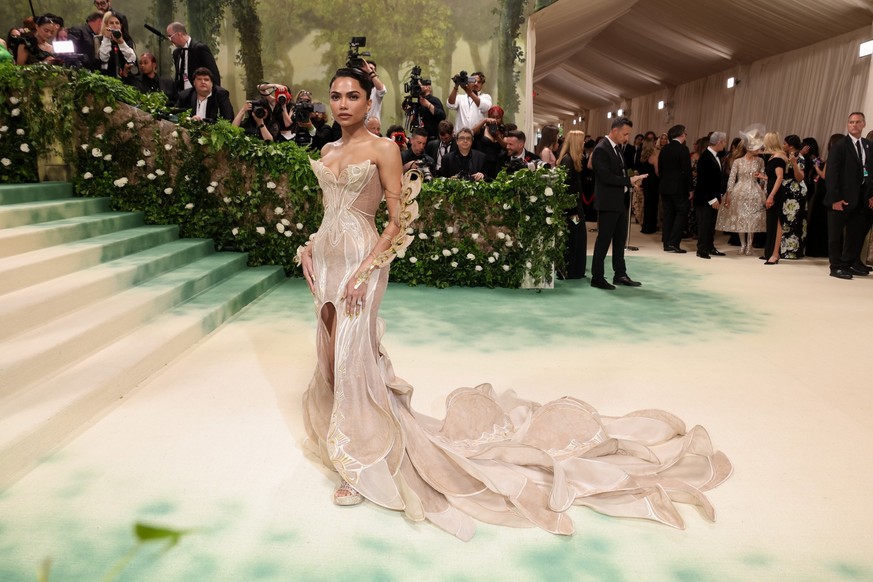 NEW YORK, NEW YORK - MAY 06: Mona Patel attends The 2024 Met Gala Celebrating &quot;Sleeping Beauties: Reawakening Fashion&quot; at The Metropolitan Museum of Art on May 06, 2024 in New York City. (Ph ...