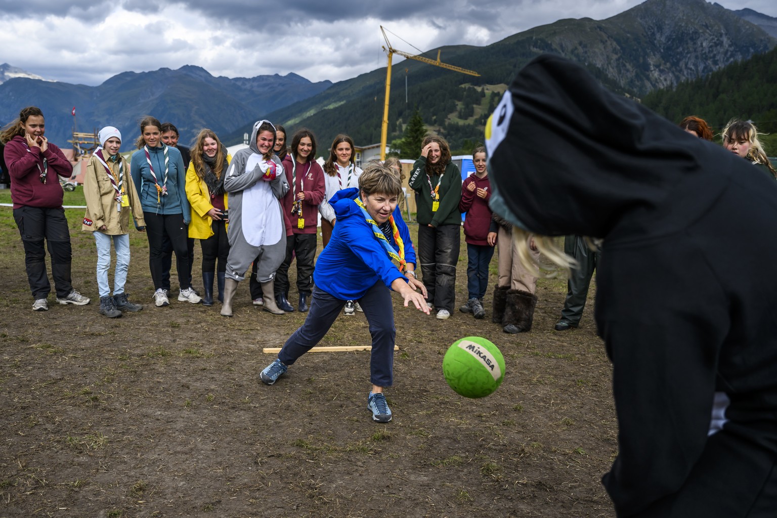La Conseillere federale Viola Amherd visite les 30'000 jeunes du camp federal scout le samedi 30 juillet 2022 a Ulrichen dans la vallee de Conches. (KEYSTONE/Jean-Christophe Bott)