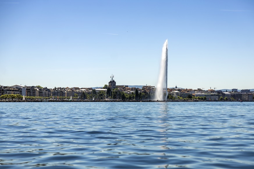 Vue de la rade de Geneve avec son jet d'eau et la cathedrale Saint-Pierre, depuis un bateau des Mouettes genevoise, ce vendredi 30 mai 2025 a Geneve. (KEYSTONE/Salvatore Di Nolfi)