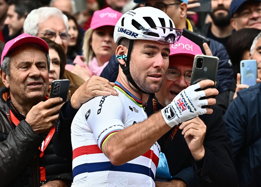 epa10617573 Britisch rider Mark Cavendish of team Astana Qazaqtan Team at the start of 106th 2023 Giro d&#039;Italia cycling tour fourth stage of the race over 175 km from Venosa to Lago Laceno, Italy ...