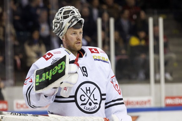 Lugano&#039;s goaltender Mikko Koskinen drinks, during the first leg of the National League Swiss Championship quarter final playoff game between Geneve-Servette HC and HC Lugano, at the ice stadium L ...