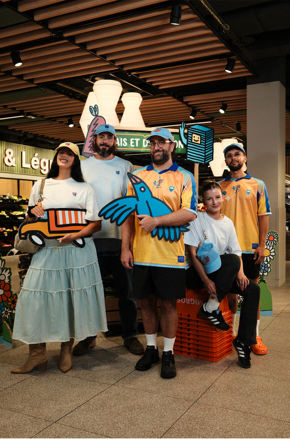 Pour la rentrée, Migros dévoile des t-shirts brodés d’un petit berlingot de thé froid tout mignon, un maillot de sport au look audacieux, des casquettes aux motifs fleuris, des chaussettes, ainsi que  ...