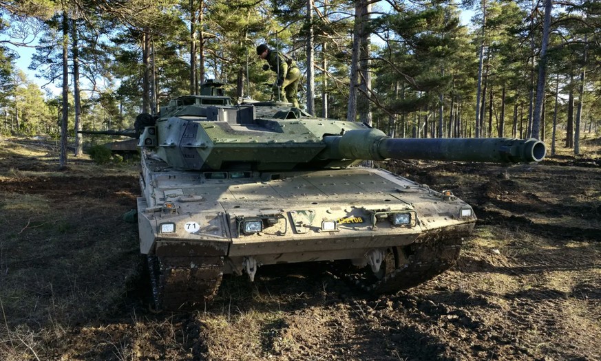 Un char de combat principal Leopard 2 dans la zone d&#039;entraînement militaire suédoise de Gotland : l&#039;île constitue la ligne de front de la Suède à l&#039;est.