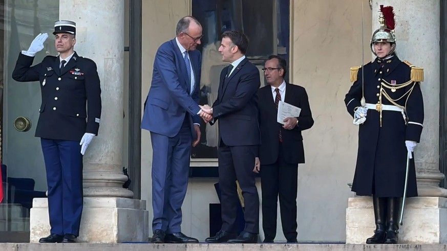 Le chancelier fédéral Merz (2e à partir de la gauche) participe aux consultations à Paris visant à garantir un cessez-le-feu ou la paix en Ukraine.