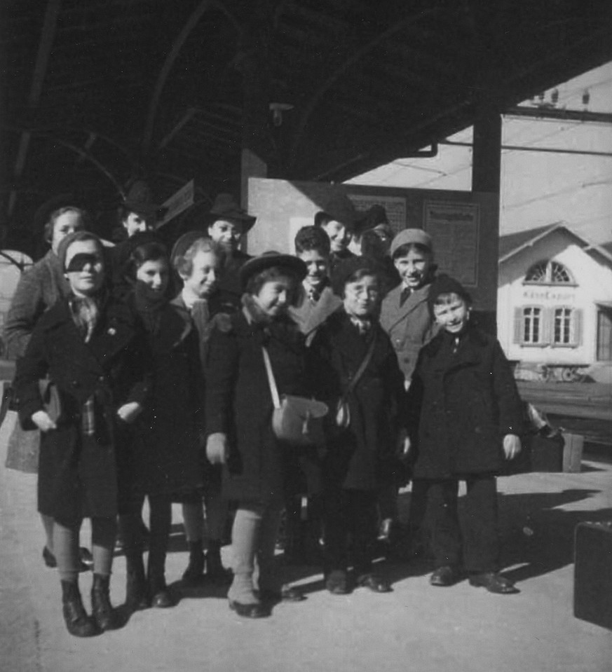 Arrivée en Suisse. Photo de groupe à la gare de Weinfelden, en 1939.
http://onlinearchives.ethz.ch/md/3dc180985a564882b930d4ca36f6f27a