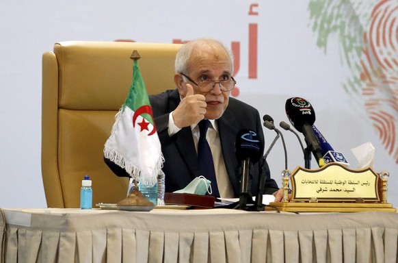 Le président de la commission électorale, Mohamed Charfi, annonçant les résultats des élections législatives du 12 juin. Alger, 15 juin 2021.