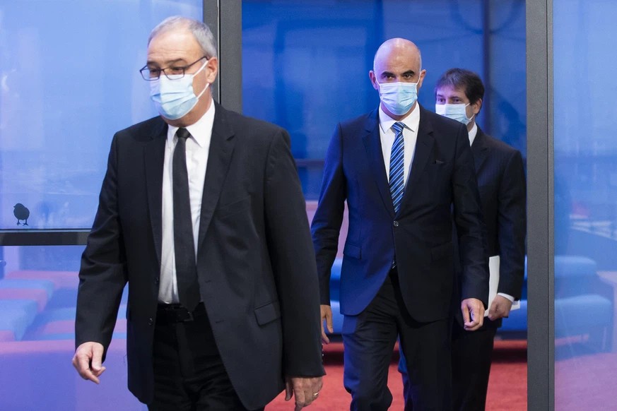 Guy Parmelin et Alain Berset avant le début d'une conférence de presse à Berne