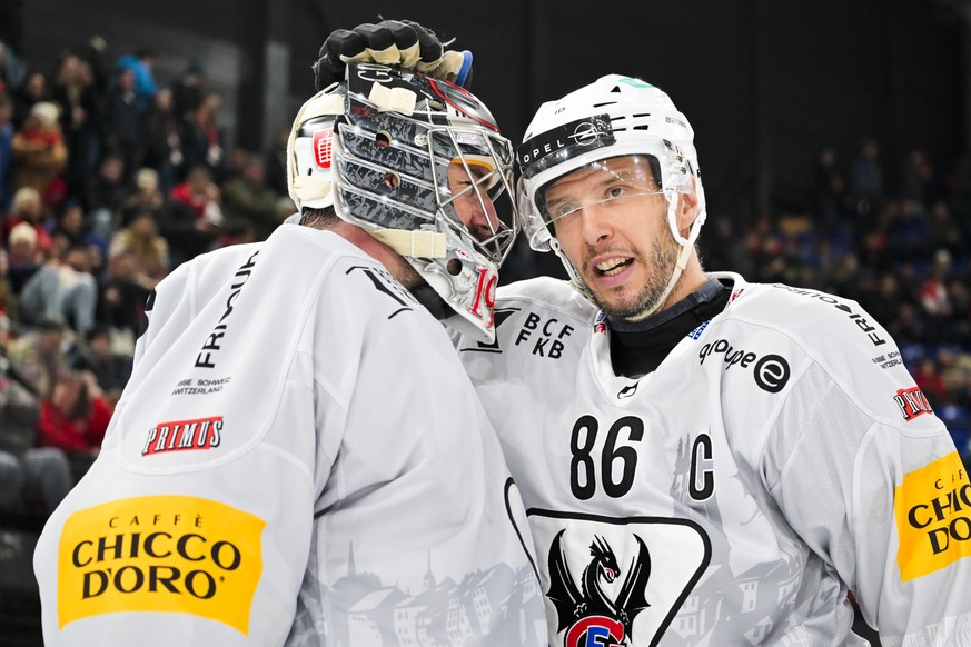 Torhueter Reto Berra (HCFG), links, und Julien Sprunger nach dem vierten Playoff-Viertelfinalspiel der National League zwischen den Rapperswil-Jona Lakers (SCRJ) und dem HC Fribourg-Gotteron (HCFG), a ...