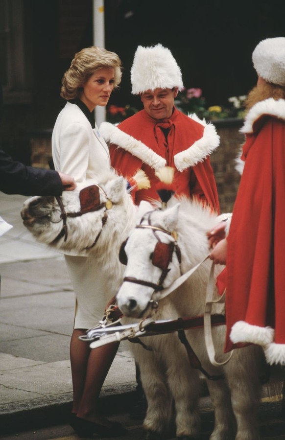 WINDSOR, ENGLAND - DECEMBER 08: Queen Elizabeth II thanks volunteers and key workers at Windsor Castle on December 08, 2020 in Windsor, England. The Queen and members of the royal family gave thanks t ...