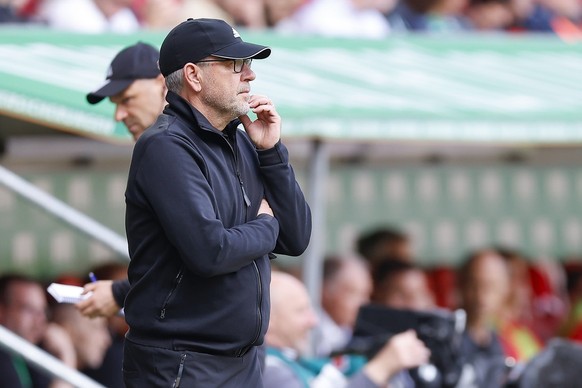 06.05.2023, Bayern, Augsburg: Fu�ball: Bundesliga, FC Augsburg - 1. FC Union Berlin, 31. Spieltag, WWK-Arena. Der Berliner Trainer Urs Fischer schaut dem Spiel zu. Foto: Daniel L�b/dpa - WICHTIGER HIN ...