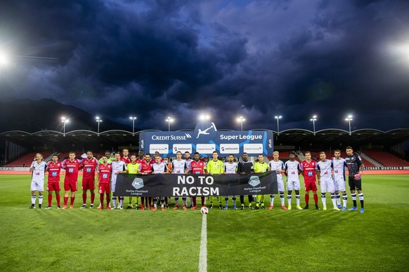 Les deux equipes posent contre le racisme, lors de la rencontre du championnat de football de Super League entre le FC Sion et le FC Lugano le samedi 28 aout 2021 au stade de Tourbillon a Sion. (KEYST ...